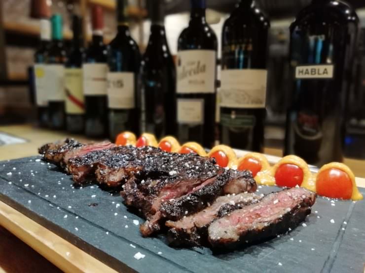 Corte de carne a la brasa fileteado sobre pizarra