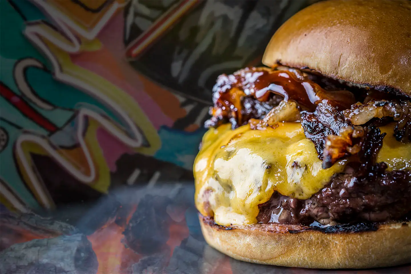 Cheeseburger artesanal de Juancho's BBQ con queso fundido y carne a la parrilla